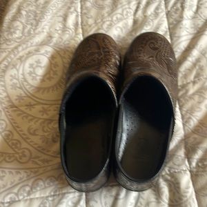 Dansko size 38 brown nursing shoes